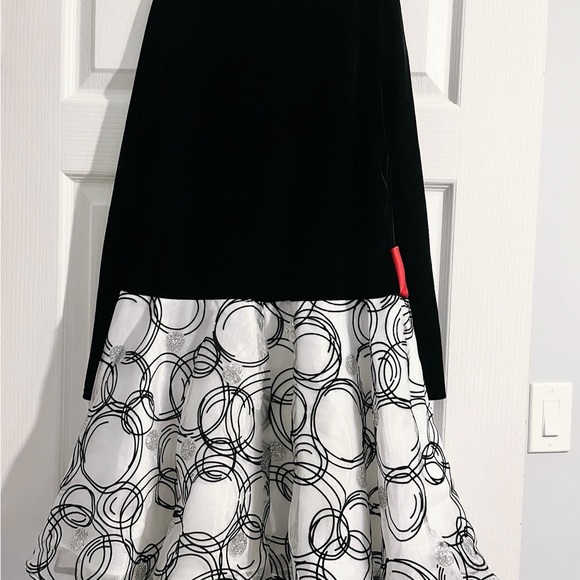 Girls Dress (2) - Picture 4 of 5